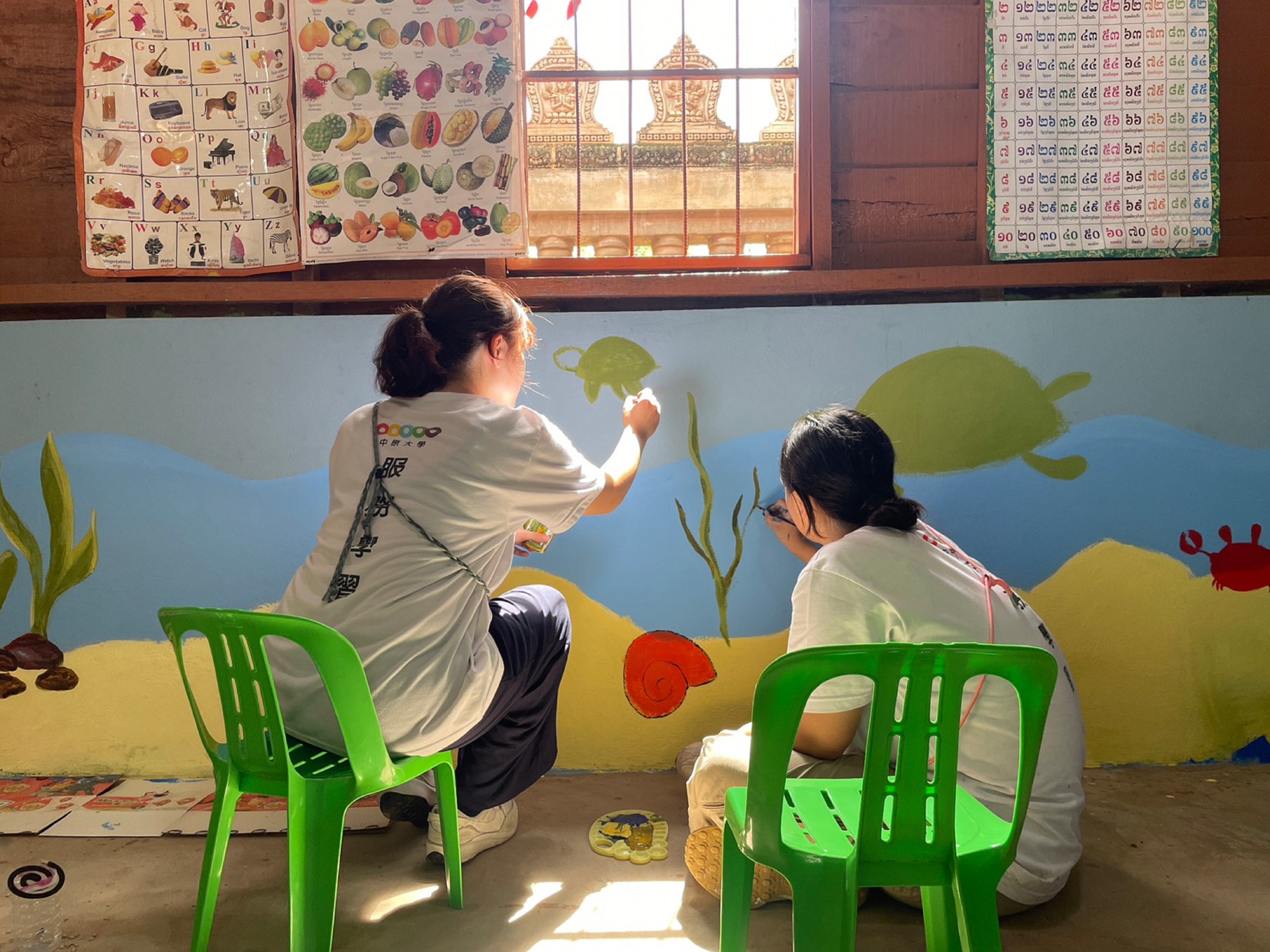 合作組織期望讓未見過海洋的孩子看見更廣大的世界，因此團隊成員以「海洋世界」為主題進行村落圖書館彩繪。